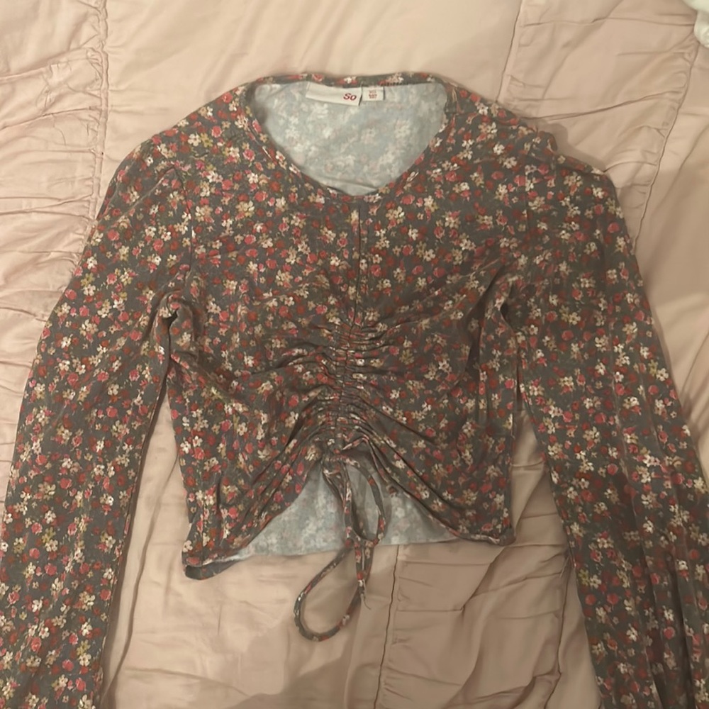 XS fitted floral shirt, with a tie up to adjust crop, loose sleeves